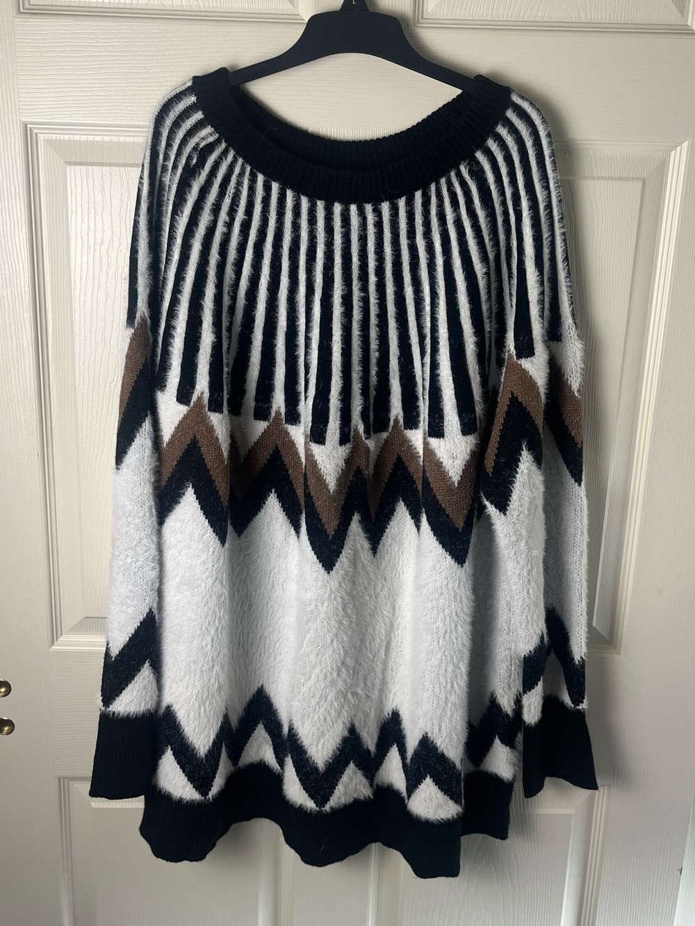 DAVI & DANI Black, White & Brown Chevron Sweater